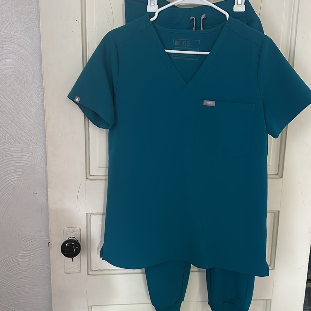 Limited Edition Figs Pacific Blue Scrub Set